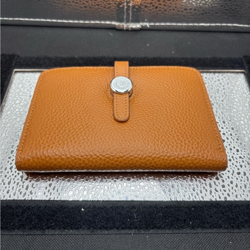 Tan Leather Wallet with Button Closure . Caramel ❤️